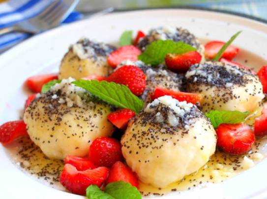 Quarkknödel mit Erdbeeren und Mohn - Mamas Kuche