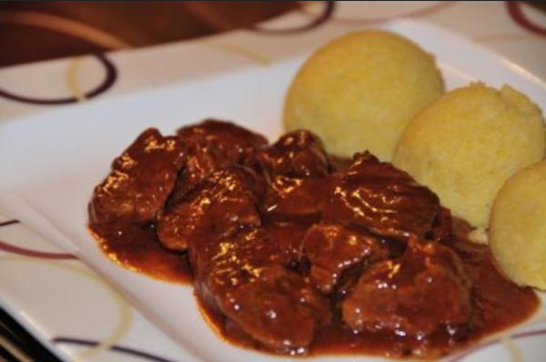 Rindsgulasch (Wiener Saftgulasch) - Mamas Kuche