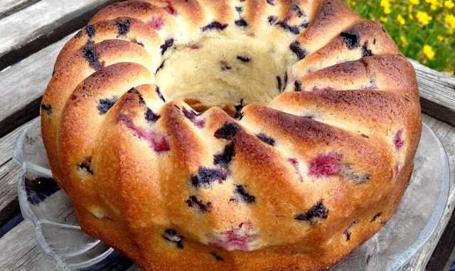 Topfkuchen mit Buttermilch, Blaubeeren und Himbeeren - Mamas Kuche